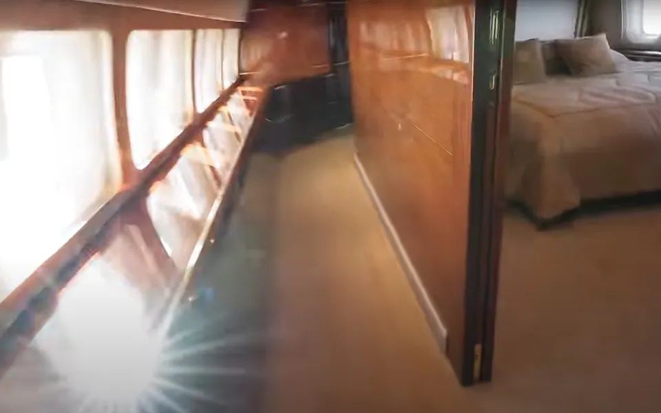 Ліжко Трампа в його приватному літаку потрапило в об'єктив. Ліжко Трампа в його приватному літаку потрапило в об'єктив.