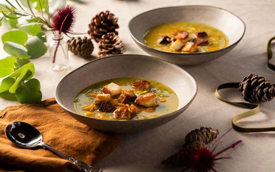 Цибулю порей поріжте вздовж, а кабачки очистіть від шкірки та насіння. 