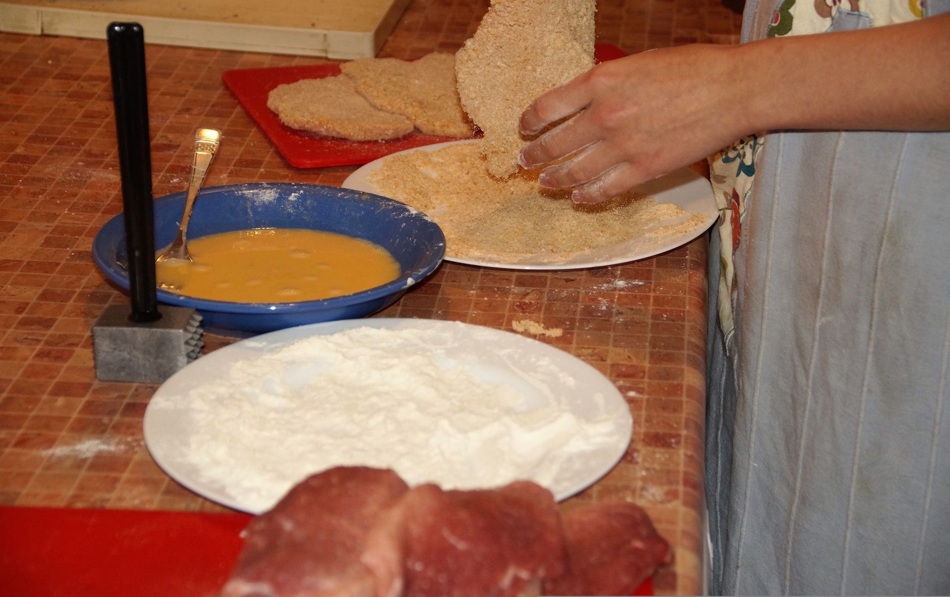 Плотно вдавите сухари в мясо – так корочка получится равномерной и хрустящей. панировка стейка