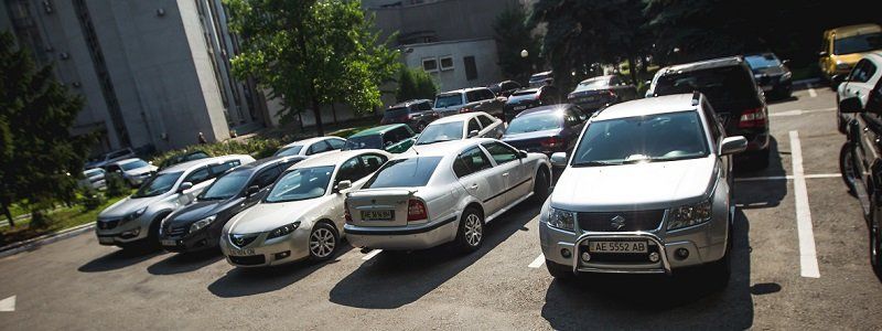 На чем днепропетровские депутаты и чиновники ездят в горсовет