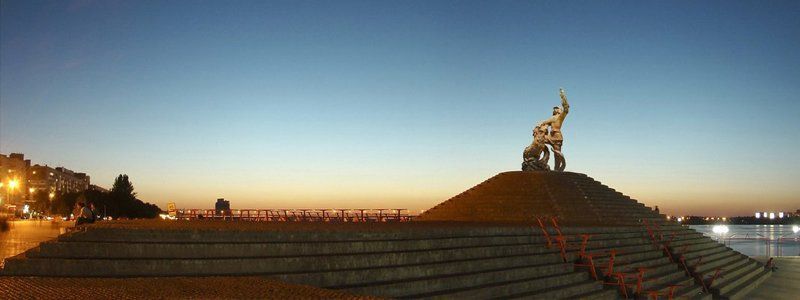 В театральном колледже преподает «коронованная особа», разбившая Шар желаний