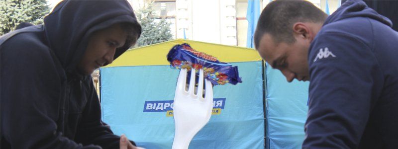 На площади под облсоветом можно заработать денег и получить конфету с вилки