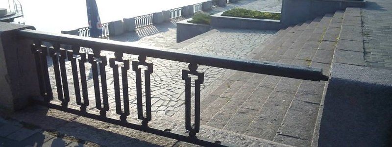 Ограду на днепропетровской набережной починит фирма, к которой очень много вопросов