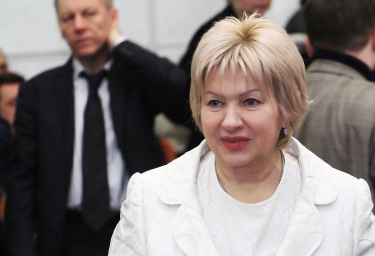 Íîâîèçáðàííûé ñåêðåòàðü Äíåïðîïåòðîâñêîãî ãîðîäñêîãî ñîâåòà, è.î. ãëàâû ãîðîäñêîãî ñîâåòà Ãàëèíà Áóëàâêà â Äíåïðîïåòðîâñêå, â ñðåäó, 4 ìàðòà 2015 ã. Äíåïðîïåòðîâñêèé ãîðîäñêîé ñîâåò íà î÷åðåäíîé ñåññèè â ñðåäó, 4 ìàðòà, ïðîãîëîñîâàë çà îòñòðàíåíèå îò çàíèìàåìîé äîëæíîñòè ñåêðåòàðÿ Äíåïðîïåòðîâñêîãî ãîðñîâåòà Ìàêñèìà Ðîìàíåíêî. Ñåêðåòàðåì ãîðñîâåòà èçáðàíà Ãàëèíà Áóëàâêà. Áîëüøèíñòâîì ãîëîñîâ äåïóòàòû ïðîãîëîñîâàëè çà òî, ÷òîáû âîçëîæèòü íà íåå âûïîëíåíèå ïîëíîìî÷èé ãîðîäñêîãî ãîëîâû. Ôîòî Ñåðãåÿ Äèâååâà / ÓÍÈÀÍ