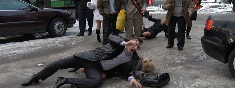 Вы упали в гололед: получите компенсацию с виновного