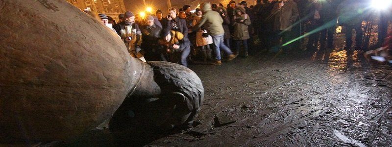 Кто ответит за снос памятника Петровскому?