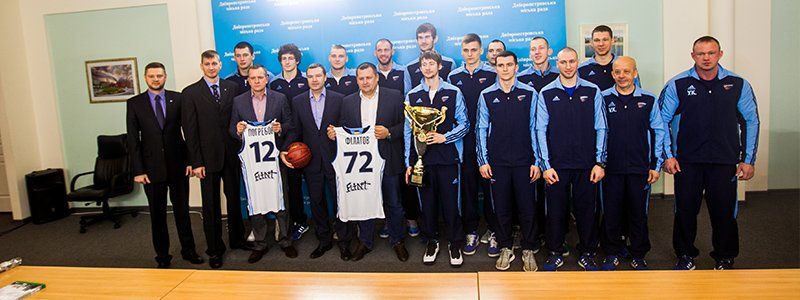 Борис Филатов играет в мяч в мэрии. Все проблемы Днепропетровска решены?