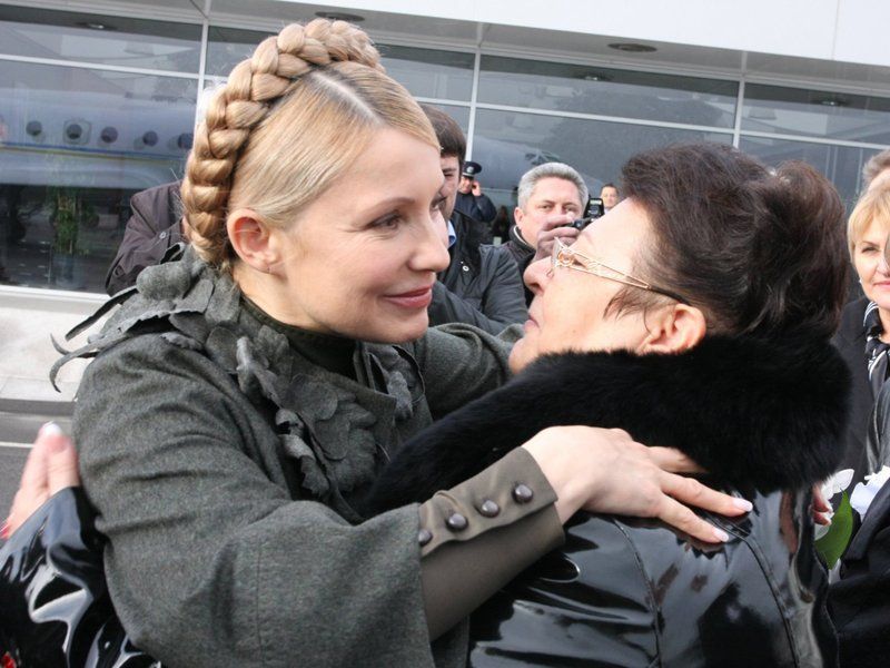 ѕремьер-министр ”краины ёли€ “имошенко и со своей тетей (по линии матери), председателем днепропетровской областной организации ФЅатькивщинаФ јнтониной ”ль€хиной во врем€ встречи в аэропорту, в ƒнепропетровске, во вторник, 17 но€бр€ 2009 г. ¬ этот день премьер-министр ”краины во врем€ рабочей поездки в ƒнепропетровскую область встретила самолет с очередной партией препарата Д“амифлюФ в количестве 100 тыс€ч упаковок, котора€ прибыла из Ѕазел€ (Ўвейцари€). ѕрепарат из этой партии будет доставлен в больницы восточных регионов страны. ѕо словам премьер-министра ”краины, несмотр€ на то, что сейчас эпидеми€ гриппа пошла на убыль, ¬семирна€ организаци€ здравоохранени€ прогнозирует три волны эпидемии. ѕремьер-министр сообщила, что парти€ лекарств, котора€ сегодн€ прибыла в ƒнепропетровск, как и предыдущие, закуплена по цене 67 грн. за упаковку. ѕолитик отметила, что уже через неделю в ”краине будет создан неснижаемый запас этого препарата, который больные смогут бесплатно получать в любой больнице страны. ‘ото —ерге€ »саева / ”Ќ»јЌ