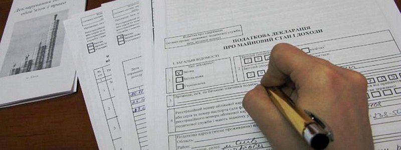 Від мільйонних подарунків до життя на одну зарплату: декларації податківців