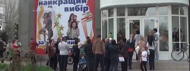В Никополе требуют закрыть магазин из-за низких цен