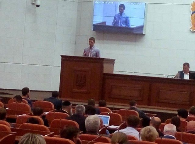 Олег Чистопольцев выступает на сессии Днепропетровского городского совета