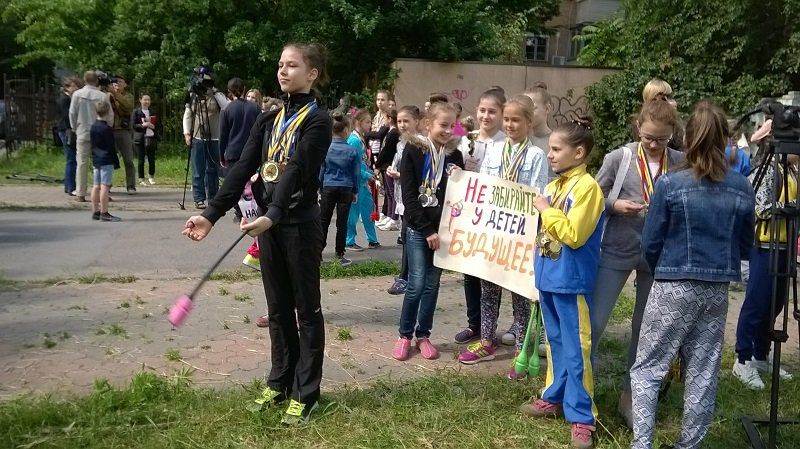 Юные гимнастки на митинге в Днепре Митинг гимнасток в Днепре