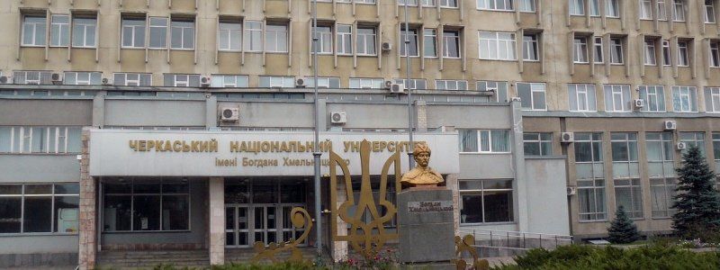 Як влітку студентів ЧНУ перетворюють на різноробочих