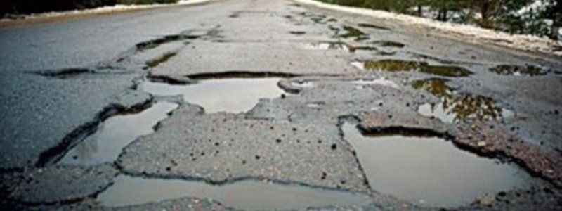 Кто мешает Днепру чинить дороги и ставить фонари?