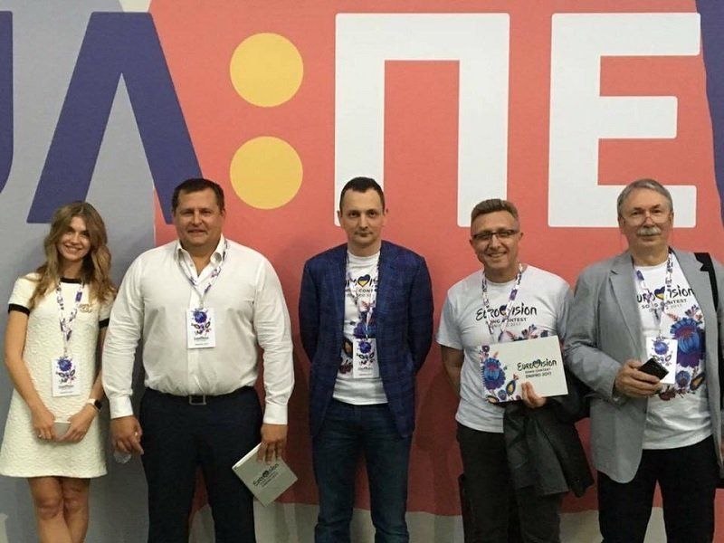 Жури "Битвы городов" src="https://cdn.informator.ua/@prod/media/money/2023/10/20/6531a95870fe3.jpg" alt="Жури марафон евровидения" width="800" height="600"><figcaption></figcaption></figure>
</p><p>Сам фансектор в Парке Шевченко установили внизу на площадке с видом на реку. Там сцена, музыка и ведущие. Рядом группа активной поддержки: у них красивые футболки, флаги и растяжки. Сзади два «Богдана». То есть кого-то привезли болеть организованно и в комфорте. А кому-то, как нам, просто сказали явиться – делаем выводы. Но зато сами же и уедем, когда нужно - тут же приходит в голову утешительная идея.
</p><p>Вид на реку красивый, но лето, жара и гремит музыка, поэтому большинство сначала жалось ближе к фонтанам и к маленьким деревцам в тени. Но после строгого взгляда руководства из укрытий пришлось выйти, идти «болеть» ближе, на солнышко.
</p><p><figure class="image"><img class="alignnone wp-image-9779 size-full" title="Битва городов" в Днепре Битва городов - Днепропетровск