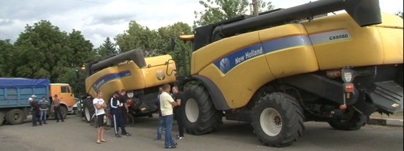 Мыловары из Днепра пытаются отжать у селян два новых комбайна