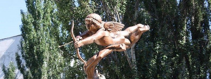Десантники сломали фонтан с амурчиком на Столярова