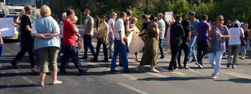 В Днепре перекрыли трассу из-за львовского мусора