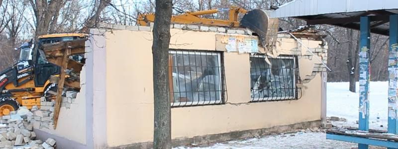 В Днепре зрелищно снесли капитальную наливайку