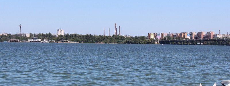 Новокодацкий райсовет обязали следить за красными пятнами на Днепре