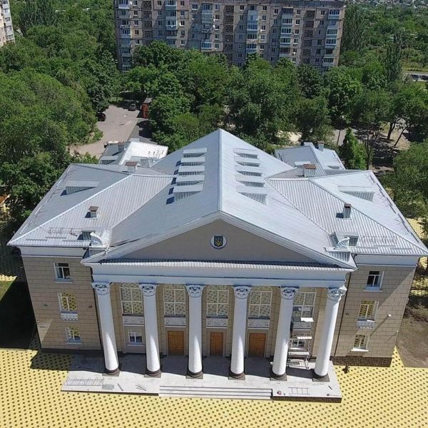 Плитка возле Дворца культуры и творчества «Карачуны» уже приходит в негодность