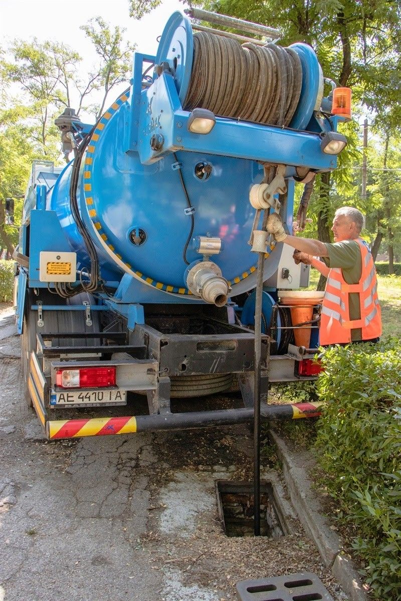 Мэрия Днепра всерьез занялась ливневками - где-то их чистят, а где-то строят канализация с нуля