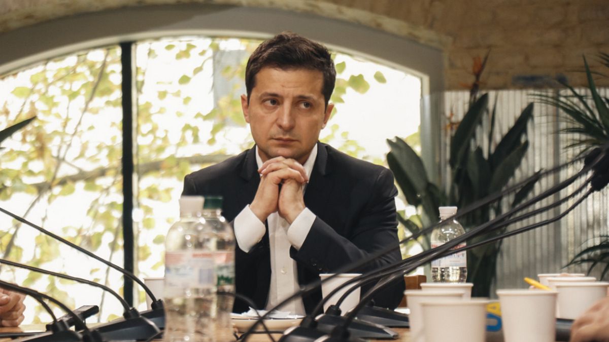 Работой президента Зеленского довольны только треть украинцев: опрос Рейтинга