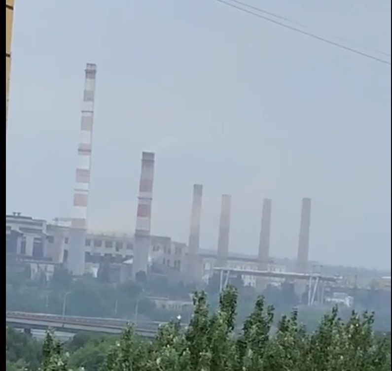 Над Приднепровской ТЭС снова коричневый дым: что случилось 1