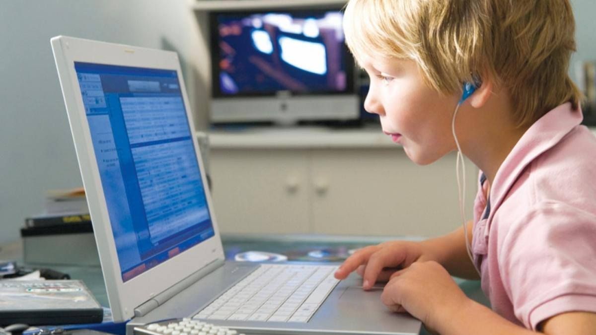 Учеба в актовом зале и собрания по скайпу: как начнется новый учебный год в Украине