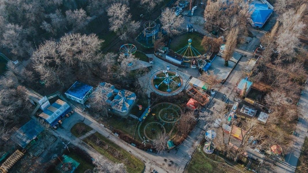 В парке несколько детских площадок и все они нуждаются в обновлении