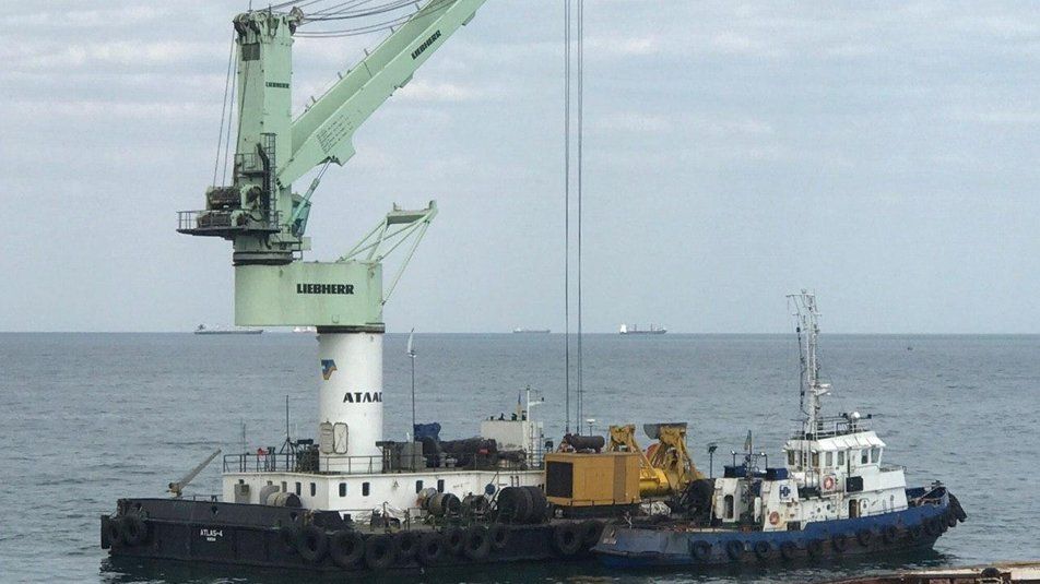 Фото "Суспільне.Медіа" width="952" height="535"><figcaption> Фото "Суспільне.Медіа"
</figcaption></figure></p><p>Не обошлось и без пиара. Например, <a href="https://www.pravda.com.ua/rus/news/2020/08/10/7262423/">основатель</a> компании «Risoil S.A.» Шота Хаджишвили, который позиционирует себя как консультант по подготовительным работам и оказывает техническую помощь, заявил, что они работают за собственные средства, чтобы помочь городу. При этом АМПУ сообщила, что работы оплатит частная компания.
</p><p>Что же это за предприятие?
</p><p></p><h2><strong>Связи с одесской властью</strong></h2>
<p>ООО «Бруклин-Киев» было зарегистрировано в 2001 году. Официально компания, которая имеет юридический адрес Таможенная площадь, 1 — возле Одесского морского торгового порта, занимается различными видами деятельности, начиная от складирования, транспортной обработки грузов до строительства жилых и нежилых зданий.
</p><p>На официальном <a href="https://www.brooklyn.kiev.ua/brooklyn-kiev">сайте</a> компании указано, что предприятие обеспечивает перевалку всех видов грузов.
</p><p>Фирма зарегистрирована на некого Юрия Губанкова, а в учредителях британская компания «Юрол Ю-кей лимитед».
</p><p>При этом сын Юрия Губанкова Андрей Губанков, который также является подписантом ООО «Бруклин-Киев», был <a href="https://dumskaya.net/tag/Andrej-YUrevich-Gubankov/">депутатом</a> одесского горсовета в 2010-2015 годах, представляя Партию Регионов. Также он входил в состав депутатской группы «Доверяй делам», которая контролируется мэром Одессы Геннадием Трухановым.
</p><p>Если проверить в реестре компанию <a href="https://beta.companieshouse.gov.uk/company/03140630/officers">«Юрол Ю-кей лимитед»</a> в Лондоне, то она основана Андреем и Юрием Губанковыми. Примечательно, что экс-депутат в документах указал мальтийское гражданство, а его отец Юрий Губанков — британское.
</p><p><figure class="image"><img class="size-full wp-image-61047 aligncenter" src="https://cdn.informator.ua/@prod/media/money/2023/10/20/6531ad64e4b5a.jpg" alt="Ликвидацией танкера «Делфи» займется фирма соратника Труханова: что с владельцем судна 2" width="819" height="609"><figcaption></figcaption></figure>
</p><p>Стоит также отметить, что в день подписания трехстороннего договора о ликвидации судна «Делфи» мэр Одессы <a href="https://omr.gov.ua/ru/news/220567/">Геннадий Труханов</a> заявил, что создал профильный штаб, чтобы убрать затонувший танкер в кратчайшие сроки.
</p><p>«У нас есть уже список компаний, которые способны это сделать. Основным нашим требованием было, есть и остается буксировка этого судна целиком, не по частям», - подчеркнул Труханов.
</p><p>При этом сомнительно, что мэр Одессы не в курсе участия в подъеме судна компании «Бруклин-Киев», ведь собственник этого предприятия был его политическим партнером.
</p><p></p><h2><strong>Судовладелец избежал ответственности</strong></h2>
<p>Важно также отметить, что на данный момент какой-либо ответственности избежал владелец судна «Делфи».
</p><p>В день катастрофы полиция Одесской области открыло <a href="http://www.reyestr.court.gov.ua/Review/86470389">дело</a> по статье нарушение правил эксплуатации водного транспорта. Из материалов расследования становится очевидным, что катастрофы избежать было невозможно, в частности, из-за халатного отношения судовладельца. Например, радиолокационная станция на судне была непригодна к использованию. Судно пребывало в ненадлежащем состоянии, соответственно всего двух членов экипажа было недостаточно. Экипаж «Делфи» несколько месяцев работал без полноценного питания и отдыха. Моряки не имели соответствующих документов о квалификации и подготовке по безопасности, не были ознакомлены с судном, не знали фактическое расположение спасательных средств. И все это в условиях шторма. При этом известно, что судовладелец долгое время запрещал команде покидать тонущий танкер.
</p><p><figure class="image"><img class="wp-image-61048" src="https://cdn.informator.ua/@prod/media/money/2023/10/20/6531ad653d716.jpg" alt="Фото из открытых источников" width="1500" height="1000"><figcaption> Фото из открытых источников
</figcaption></figure></p><p>Очевидно, главная причина такого поведения заключалась в том, что судно не имело действующих документов о праве плавать под государственных флагом, а также о праве собственности на судно. Полностью отсутствовали санитарное свидетельство и свидетельство о грузовой марке и пр.
</p><p>При этом в ходе расследования вся ответственность была возложена исключительно на капитана. Судовладелец в деле даже не фигурировал.
</p><p>На днях Приморский районный <a href="https://pm.od.court.gov.ua/sud1522/pres-centr/new/978130/">суд</a> Одессы приговорил капитана «Делфи» к году ограничения свободы, освободив от отбывания наказания с испытательным сроком в год.
</p><p></p><h2><strong>Вышел сухим не впервые</strong></h2>
<p>Примечательно, что судно «Делфи» не первый раз попадает в криминальную историю. Например, в 2017 году было открыто <a href="http://www.reyestr.court.gov.ua/Review/64909876">дело</a> по факту загрязнения окружающей среды акватории Белгород-Днестровского филиала ГП «АМПУ» вследствие сброса из судна «Делфи». Тогда Государственная экологическая инспекция Северо-западного региона Черного моря зафиксировала в месте сброса пленку темно-коричневого цвета, которая имела характерный запах нефтепродуктов.
</p><p>Капитана судна и экипаж инспекция на борту не нашла. Осмотр танкера так и не провели.
</p><p>А уже в 2018 году судовладелец не переоформил документы на танкер, вероятно, чтобы не платить штраф. Дело ничем не закончилось. При этом через два года судно «Делфи» затонуло и нанесло значительный ущерб акватории Черного моря.
</p><p><a href="https://www.vesselfinder.com/ru/vessels/DELFI-IMO-8866266-MMSI-214181012">Танкер,</a> который был построен в 1977 году, имел порт приписки в Молдове. По документам, судно принадлежит британской компании «Mister Drake PC». Но, напомним, свидетельство на право собственности просрочено.
</p><p>И хотя компания-собственник зарегистрирована не в Украине, судовладелец — из нашей страны.
</p><p>Так, если проанализировать данные аналитической системы <a href="https://youcontrol.com.ua/ru/dashboard/">YouControl,</a> в Одессе зарегистрировано две компании, название которых созвучно названию «Мистер дрейк».
</p><p><figure class="image"><img class="size-full wp-image-61049" src="https://cdn.informator.ua/@prod/media/money/2023/10/20/6531ad657dc9d.jpg" alt="Скрин YouControl" width="900" height="518"><figcaption> Скрин YouControl
</figcaption></figure></p><p>Это непосредственно ООО «Мистер дрейк», которое занимается оптовой торговлей продуктами питания, напитками и табачными изделиями, и ООО «Валви логистик», название которого при регистрации в 2017 году звучало как «Мистер дрейк». Это фирма занимается складским хозяйством.
</p><p>Оба предприятия связаны с бывшим депутатом Николаевской облрады Олегом Ковтуновым. Когда-то он представлял Партию регионов.
</p><p>О связи Ковтунова с судном «Делфи» также сообщало издание <a href="https://dumskaya.net/news/nastoyashchiy-hozyain-tankera-delfi-byvshiy-depu-108007/">«Думская»</a> со ссылкой на собственные источники.
</p><p>Ковтунов неоднократно попадал в громкие скандалы. Например, в 2007 году издание <a href="https://korrespondent.net/ukraine/events/206396-deputat-regional-poluchil-kredit-putem-moshennichestva">«Корреспондент»</a> сообщило о том, что Ковтунов получил кредитные средства в банке, оформив кредит на документы своего работника, который даже об этом не знал. Оборудкой занялась прокуратура. Издание <a href="http://obkom.net.ua/news/2007-05-10/1613.shtml">«Обком»</a> сообщило, что Ковтунов причастен к захвату пляжа в городе Очаков Николаевской области.
</p><p>Также танкер Ковтунова фигурирует, в так называемой <a href="https://od.gp.gov.ua/ua/news.html?_m=publications&_c=view&_t=rec&id=270020">«схеме Курченко»,</a> <a href="http://www.reyestr.court.gov.ua/Review/66283756">дело</a> по которой было открыто в 2016 году. Напомним, <a href="https://uk.wikipedia.org/wiki/%D0%9A%D1%83%D1%80%D1%87%D0%B5%D0%BD%D0%BA%D0%BE_%D0%A1%D0%B5%D1%80%D0%B3%D1%96%D0%B9_%D0%92%D1%96%D1%82%D0%B0%D0%BB%D1%96%D0%B9%D0%BE%D0%B2%D0%B8%D1%87">Сергея Курченко</a> называли младоолигархом во время управления страной Виктором Януковичем. После Революции Достоинства Курченко сбежал из Украины. Согласно материалам расследования, в 2010-2014 годах в Украину ввозились нефтепродукты под видом дальнейшего вывоза за пределы таможенной территории. На самом деле они реализовывались в стране в обход необходимых платежей.
</p><p></p><p style="text-align: right;">Елена Чернышова</p></body></html>