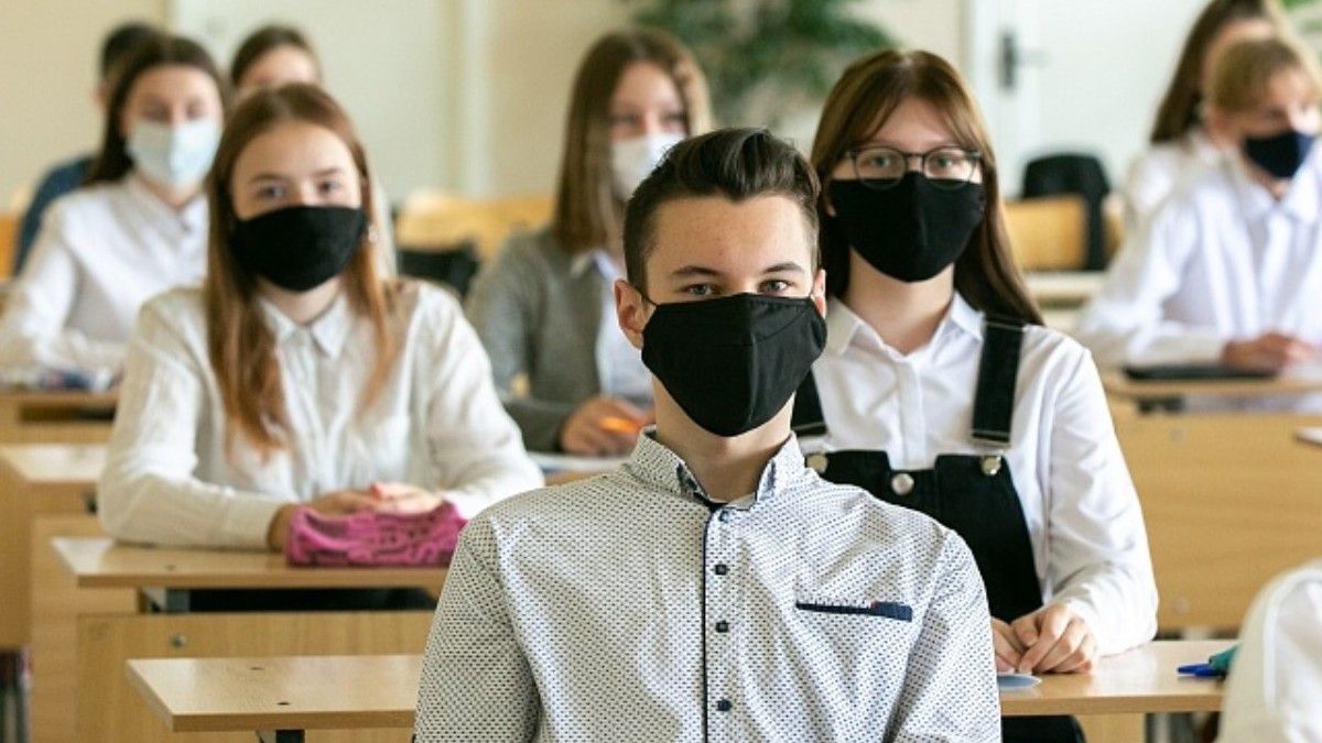 Коронавирус к школах. В Украине целые классы начали уходить на самоизоляцию