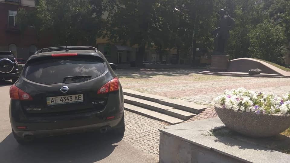 Если сделать парковки бесплатными, то таких автохамов может стать больше