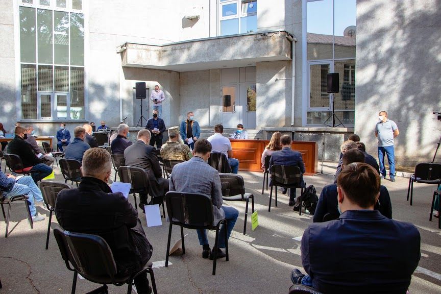 Депутаты голосовали во дворе мэрии