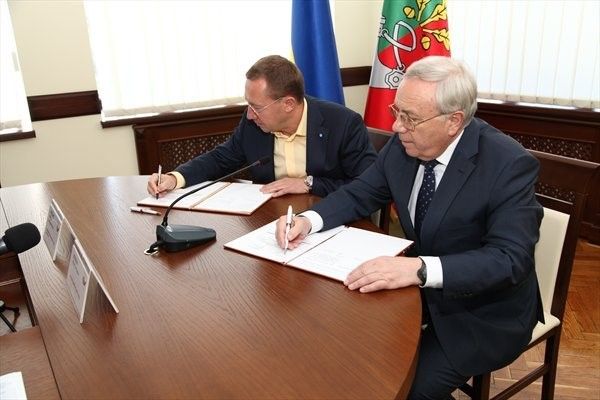 Мэр Кривого Рога Юрий Вилкул и генеральный директор «Фольксваген Центр Кривой Рог» Валерий Гресько подписали договор социального партнерства на 2015 год
