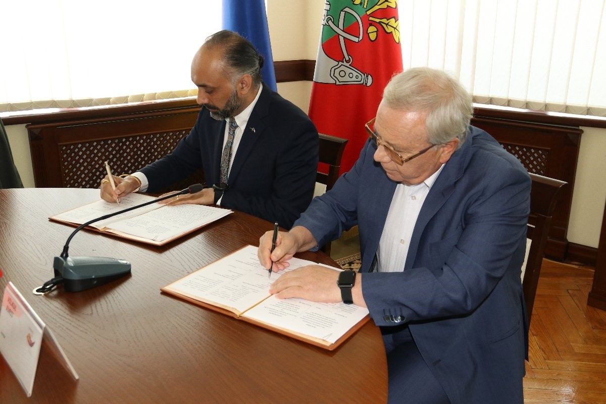 Мэр Кривого Рога Юрий Вилкул и генеральный директор ПАО «АрселорМиттал Кривой Рог» Парамжит Калон подписывают договор о социальном партнерстве в 2018 году