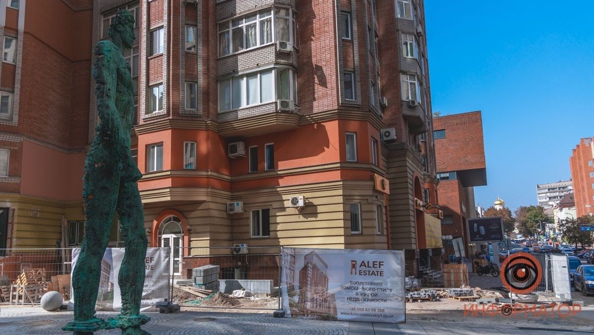 Почему на новом бульваре в Днепре офис lifecell огорожен забором