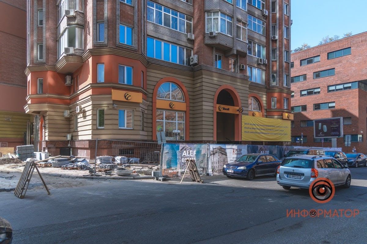 Почему на новом бульваре в Днепре офис lifecell огорожен забором 1