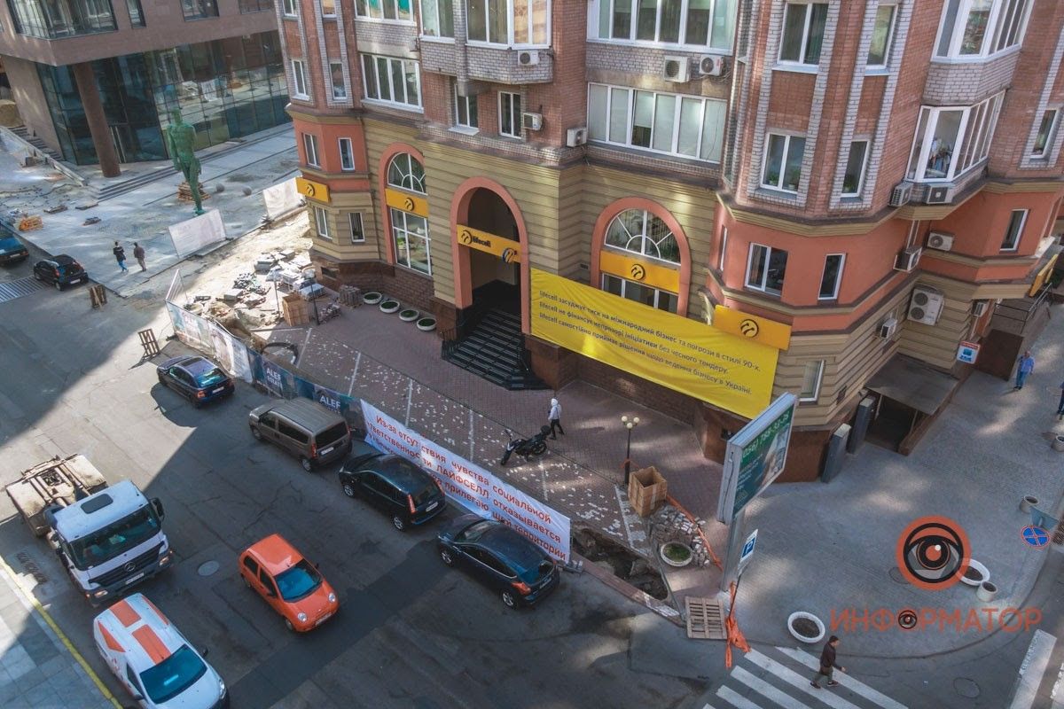 Почему на новом бульваре в Днепре офис lifecell огорожен забором 3