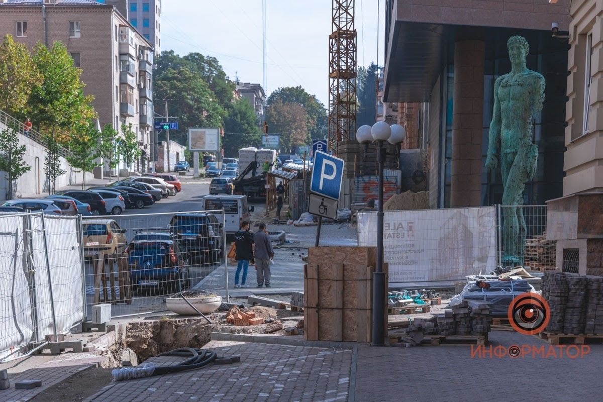 Почему на новом бульваре в Днепре офис lifecell огорожен забором 5