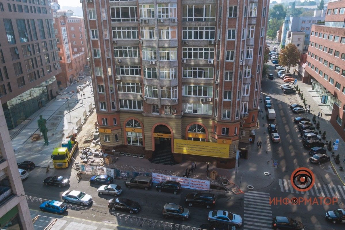 Почему на новом бульваре в Днепре офис lifecell огорожен забором 6