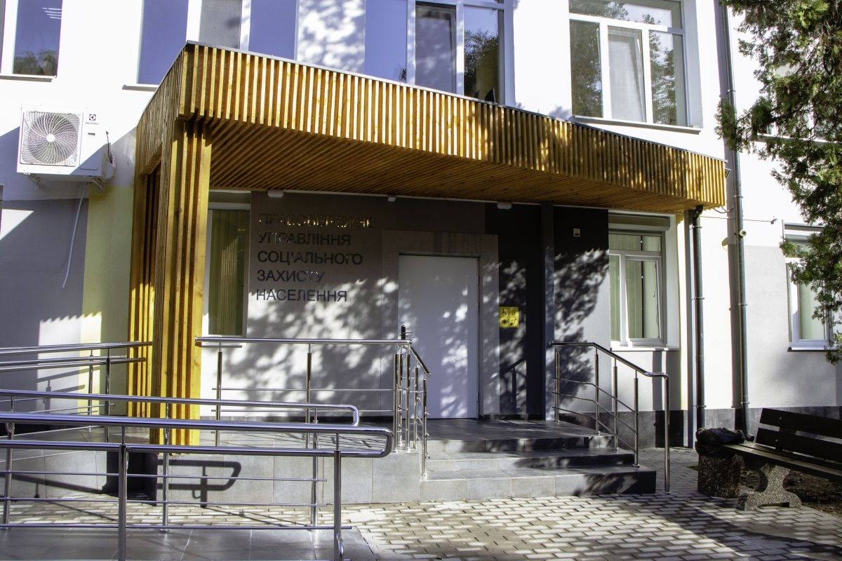 Опенспейс, электронная очередь, детский уголок и все условия для людей с инвалидностью: Правобережное управление социальной защиты после капремонта начало принимать днепрян 1