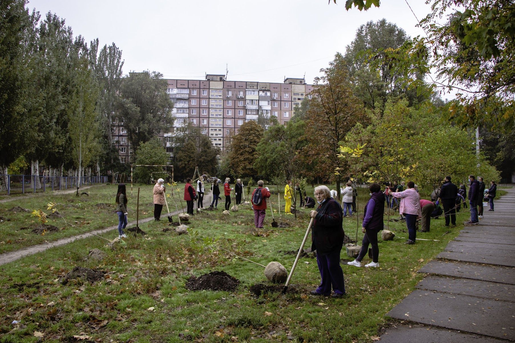 Днепр-цветущий: на жилых массивах Покровский и Красный камень высадили 70 молодых деревьев 2