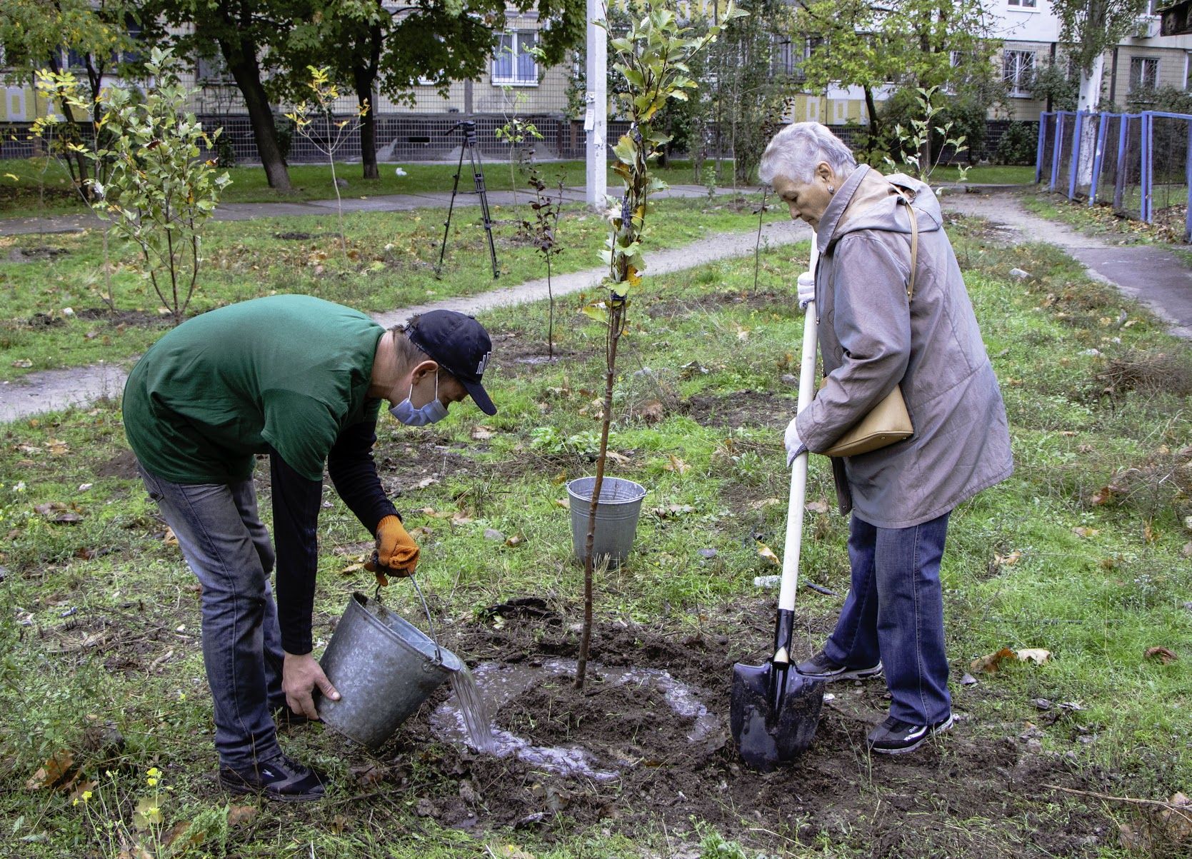 Днепр-цветущий: на жилых массивах Покровский и Красный камень высадили 70 молодых деревьев 3