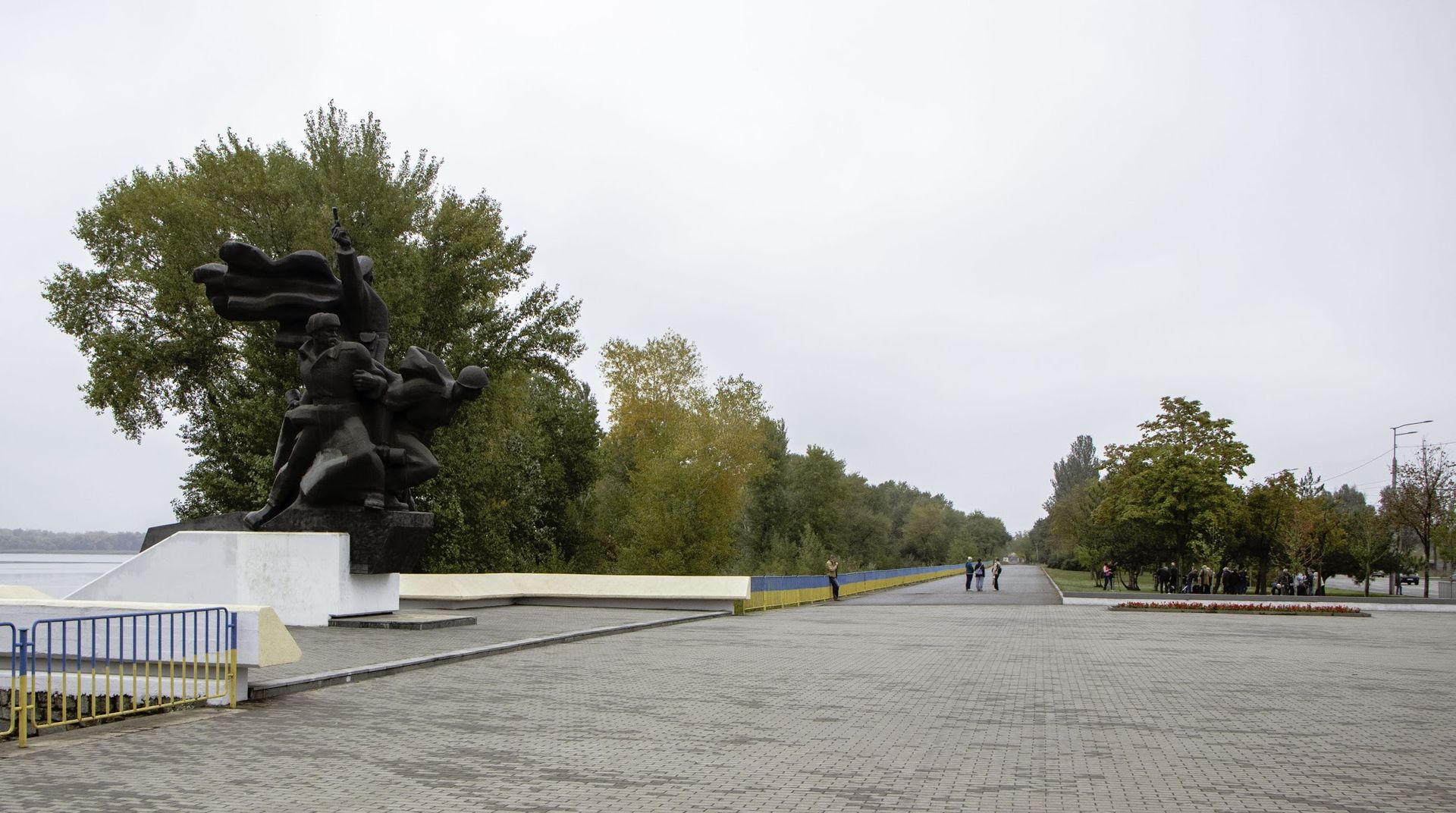 Днепр-цветущий: на жилых массивах Покровский и Красный камень высадили 70 молодых деревьев 6