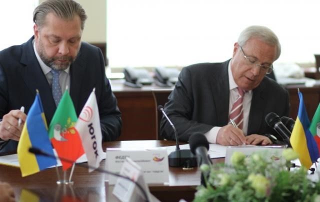 Городской голова Кривого Рога Юрий Вилкул подписывает договор соцпартнерства с генеральным директором ЮГОКа Константином Фединым. Фото kso.metinvestholding.com