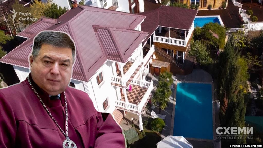 У председателя Конституционного суда Александра Тупицкого нашли незадекларированную недвижимость в Крыму, которую тот купил после оккупации полуострова Россией