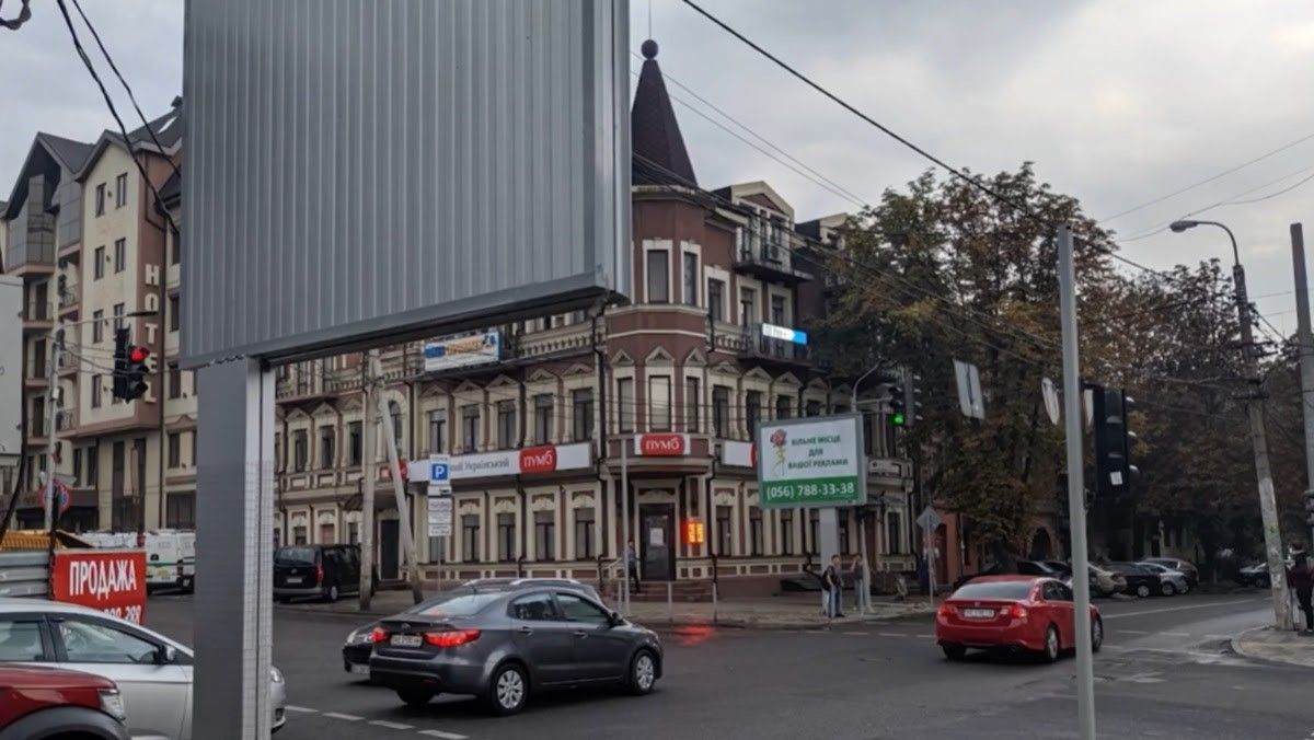 Жители города и туристы должны рассматривать архитектуру, а не борды