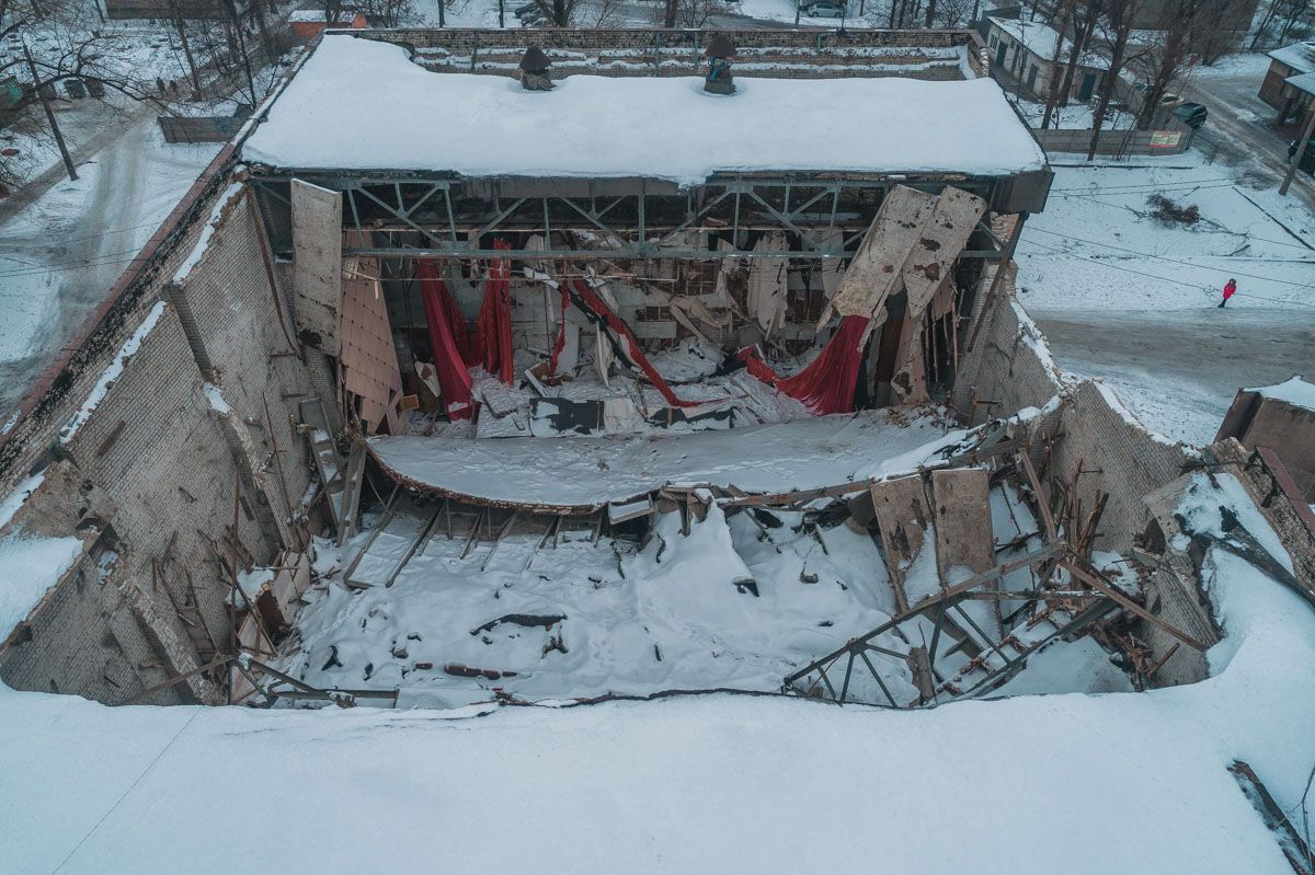 Крыша большого зала кинотеатра была полностью разрушена еще в декабре 2018. Крыша большого зала кинотеатра была полностью разрушена еще в декабре 2018.