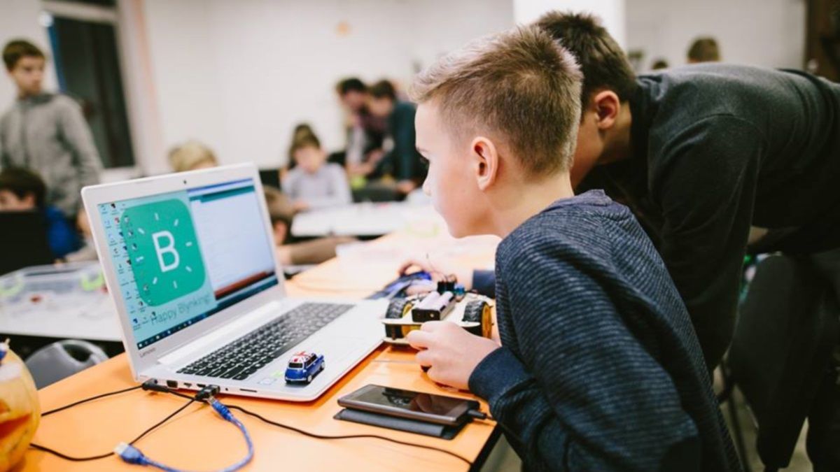 Лаборатории, роботы и метеостанция: что получат школы в Днепре и области за 58 миллионов